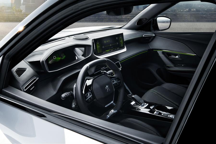 Интерьер Peugeot 2008 GT Line 2019 года  (WW) (фото 4 из 40)